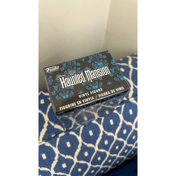 NEW Disney Haunted Mansion Ezra Hitchhiking Ghost Vinyl Figure - Picture 5 of 6